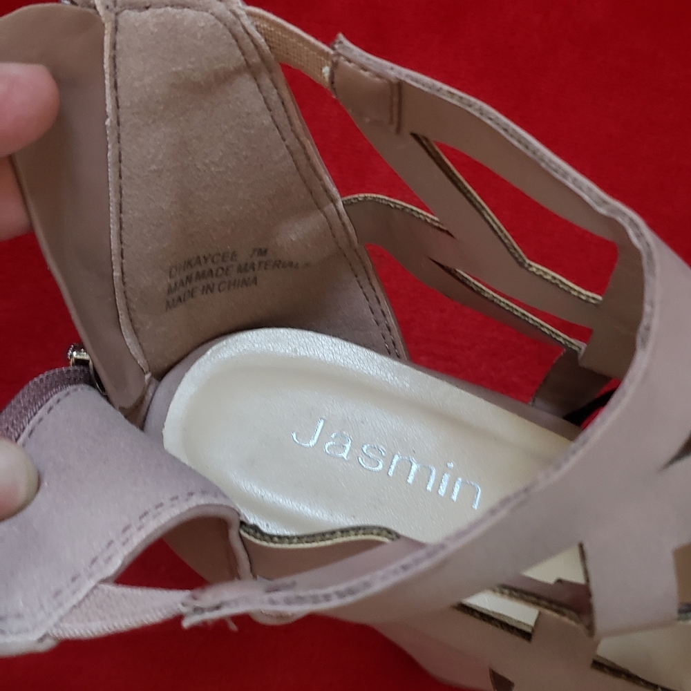 Tan heels - Picture 3 of 3